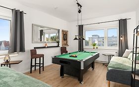 Homely-Apartment Manhattanart, Zentral, Parkplatz, Billard,Ps4, Dart, Balkon